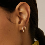 Brinco Argola Arco Cravejado Pequena - Ouro 18K | SILLENE