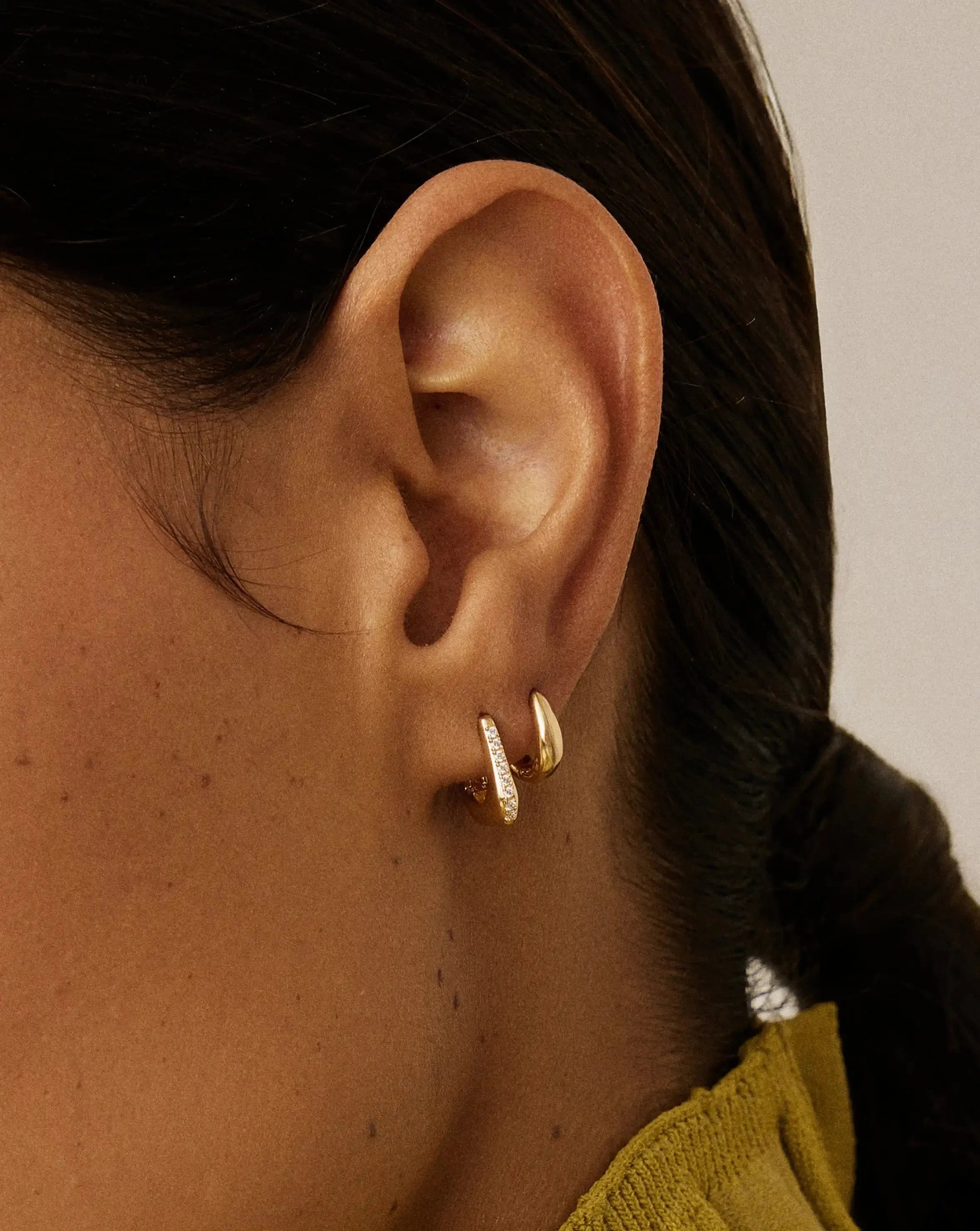 Brinco Argola Arco Cravejado Pequena - Ouro 18K | SILLENE