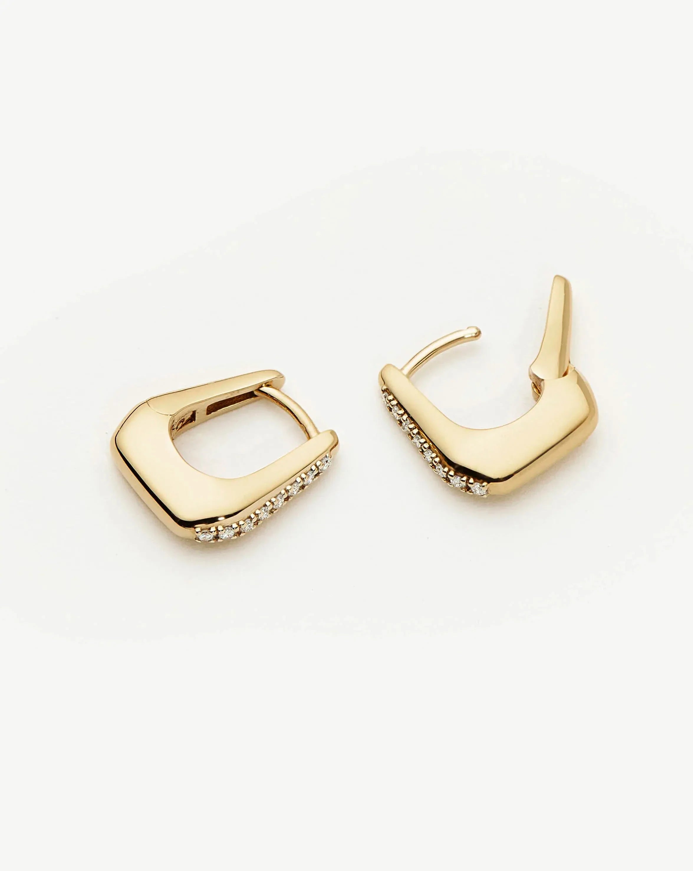 Brinco Argola Arco Cravejado Pequena - Ouro 18K | SILLENE