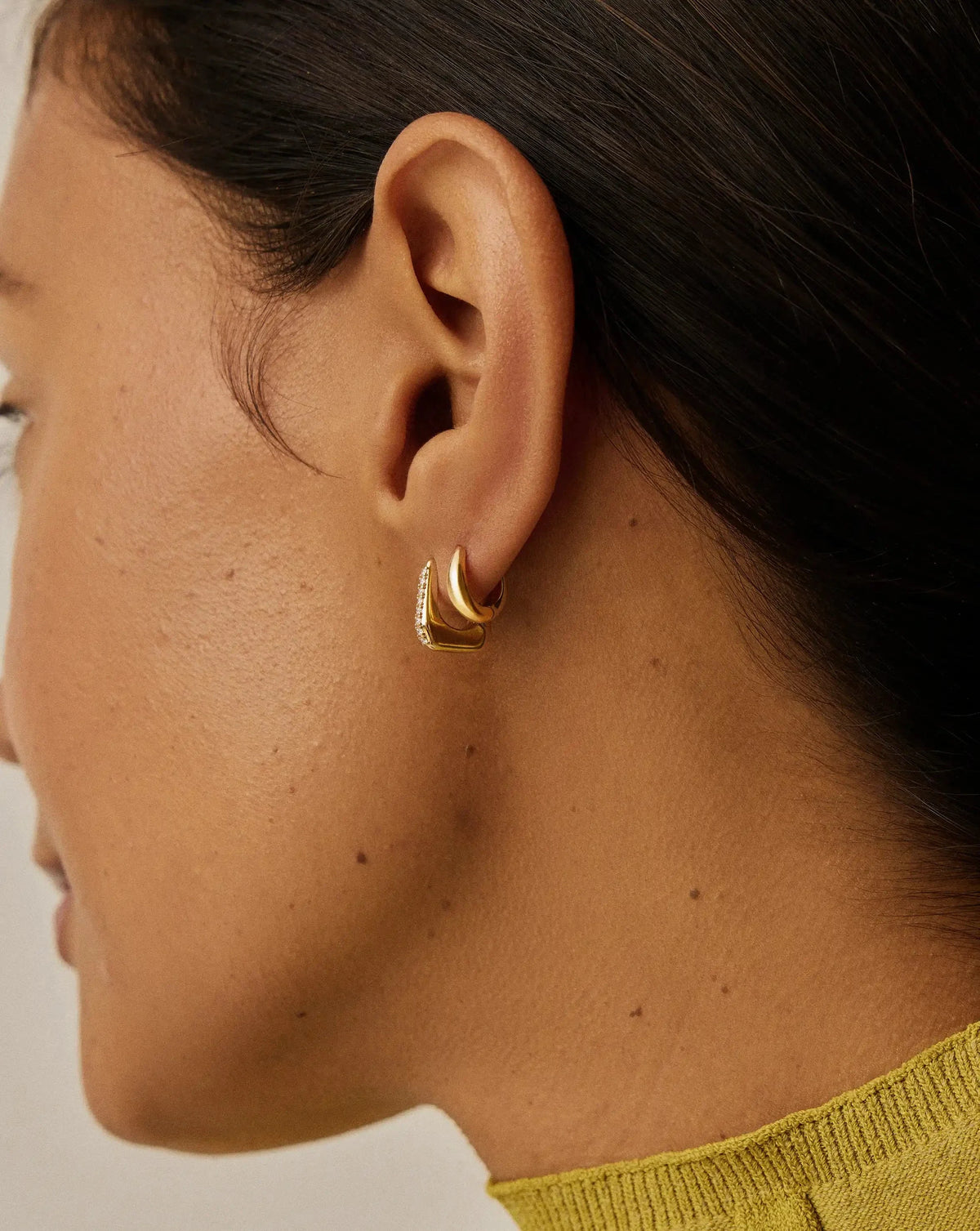 Brinco Argola Arco Cravejado Pequena - Ouro 18K | SILLENE