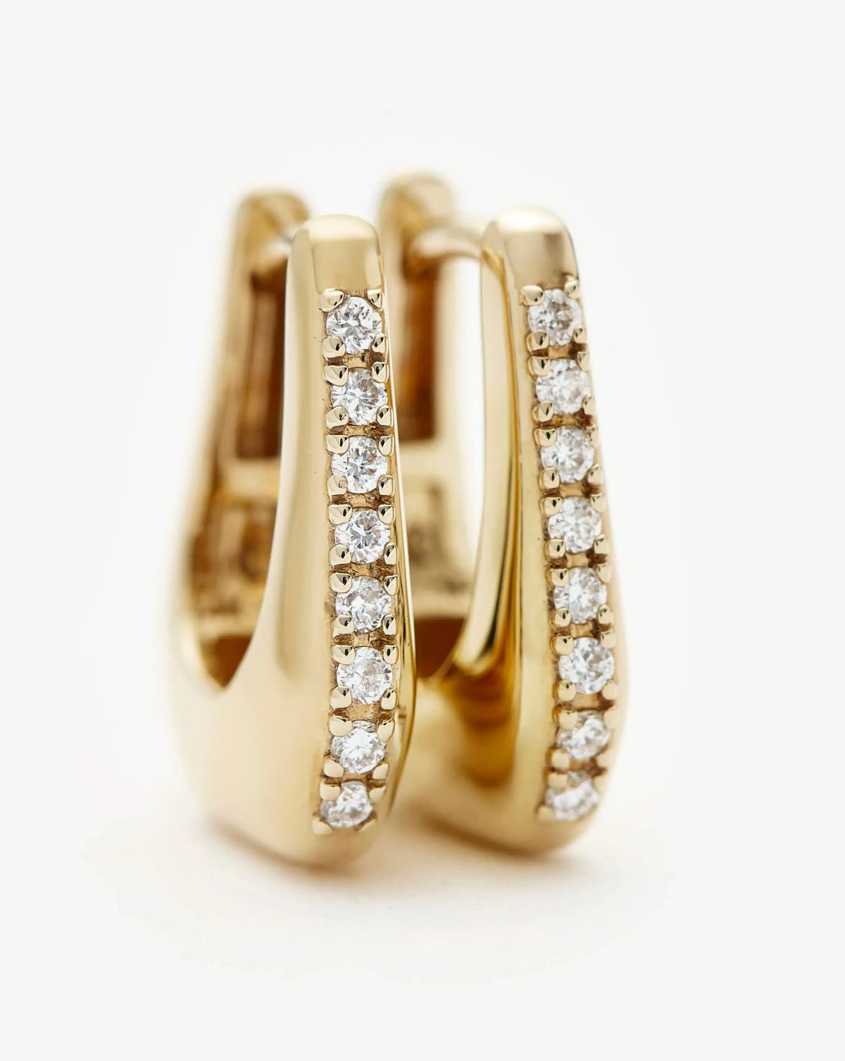 Brinco Argola Arco Cravejado Pequena - Ouro 18K | SILLENE