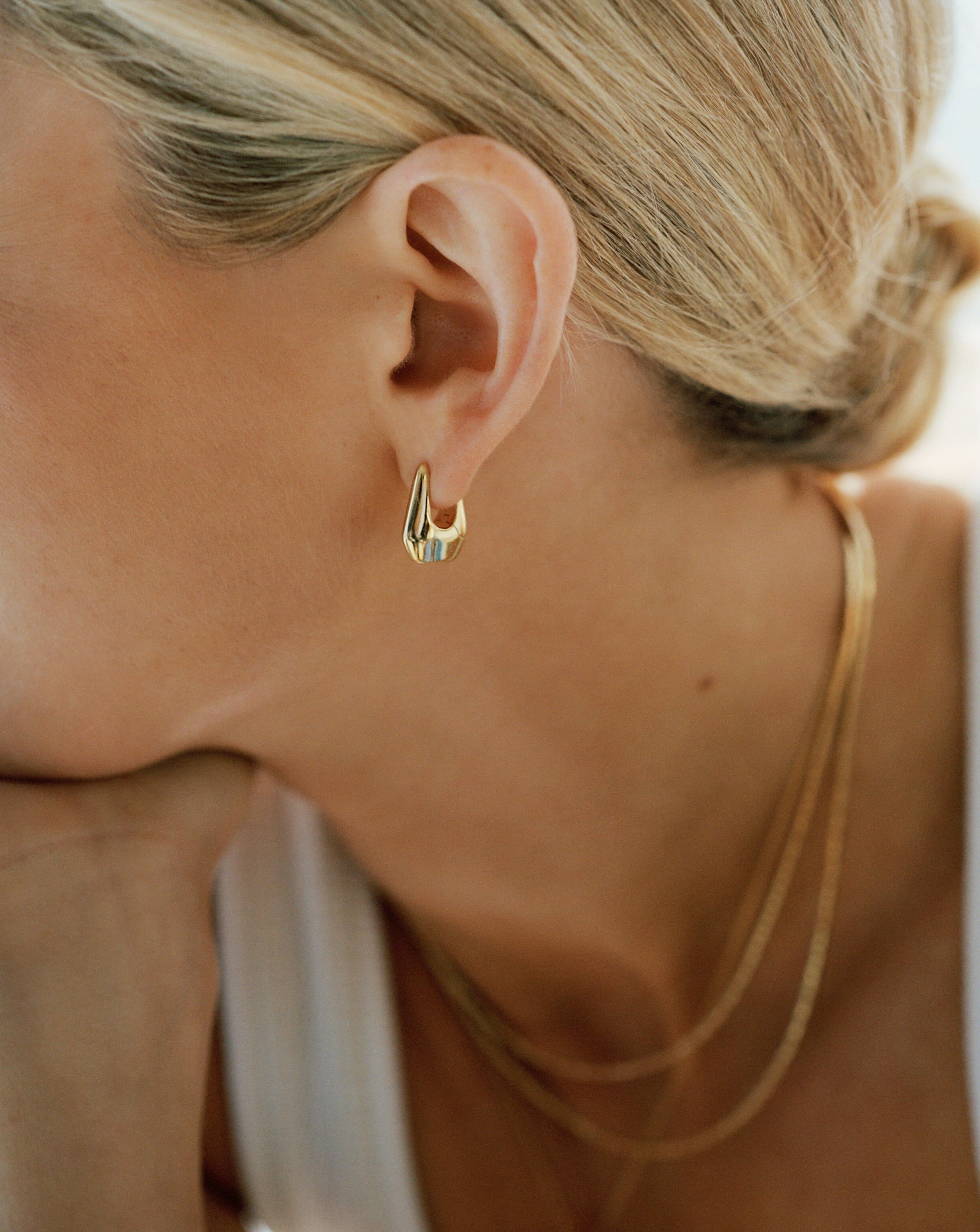 Brinco Argola Arco Pequena - Ouro 18K | SILLENE