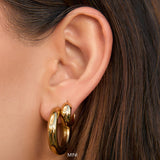 Brinco Argola Chlo - Ouro 18K | SILLENE - uso