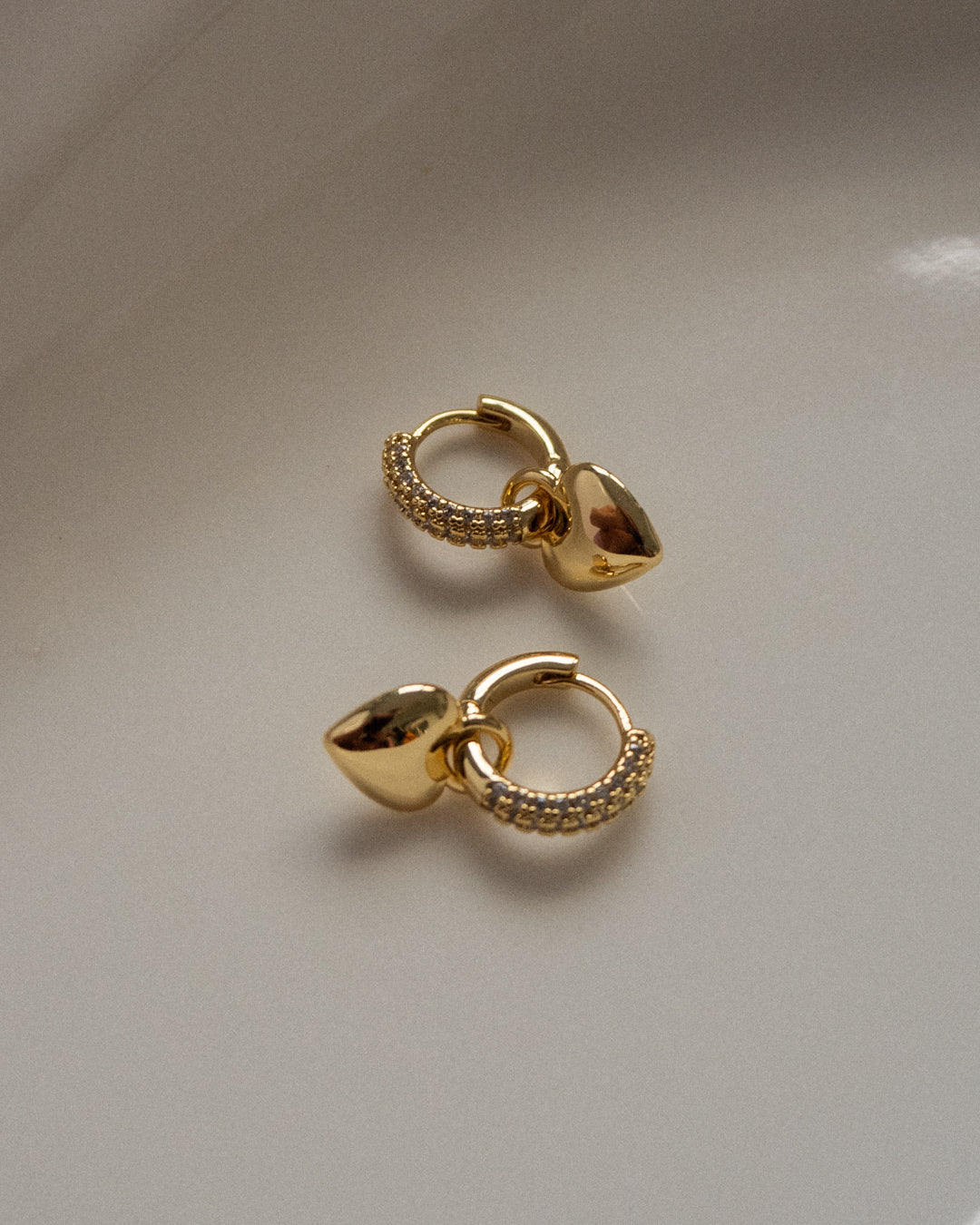Brinco Argola Coração Puffy com Pavê - Ouro 18K - detalhe 03 | SILLENE