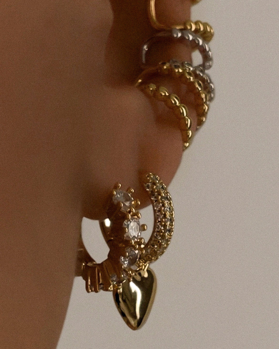 Brinco Argola Coração Puffy com Pavê - Ouro 18K - detalhe 04 | SILLENE