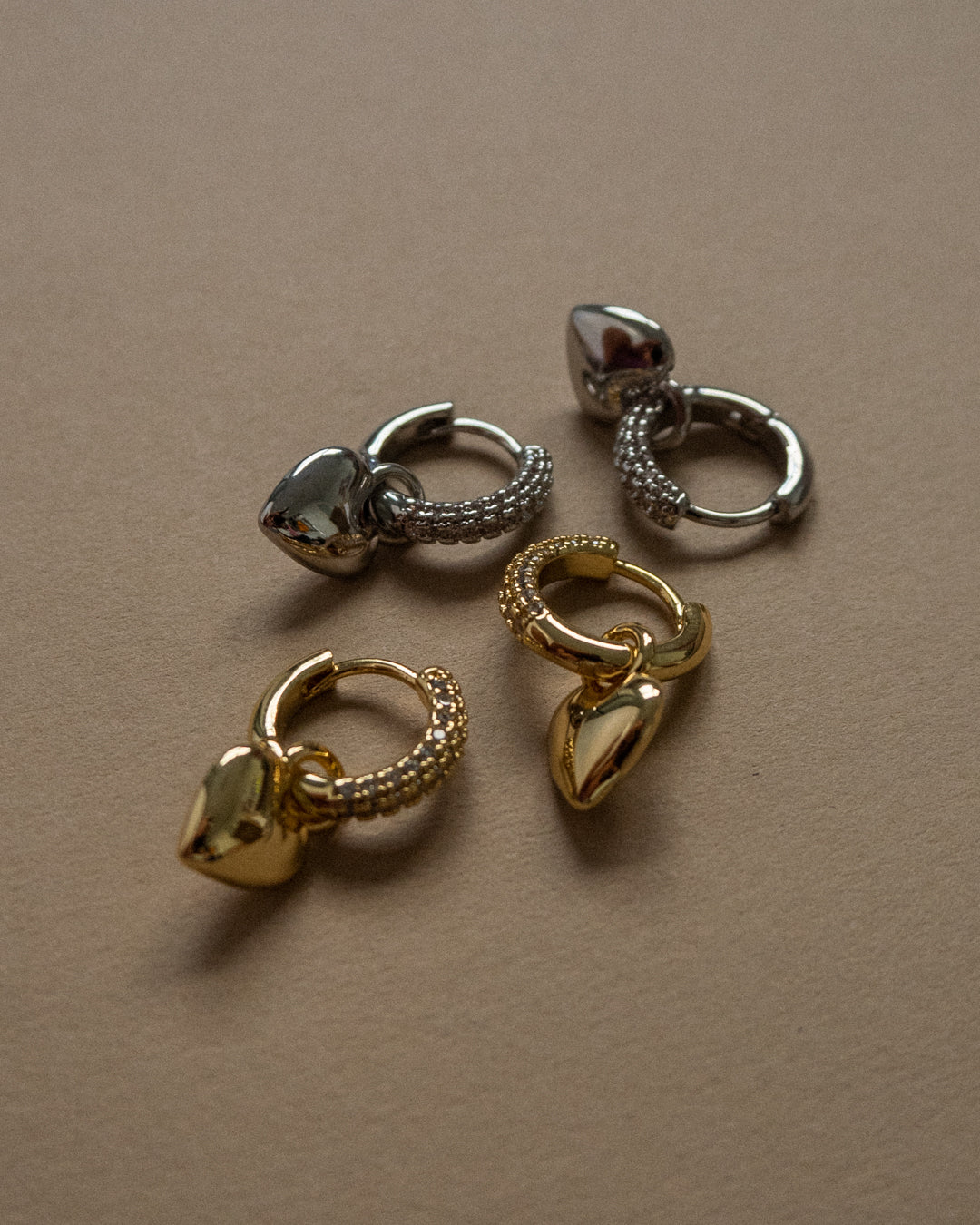 Brinco Argola Coração Puffy com Pavê - Ouro 18K - detalhe 06 | SILLENE