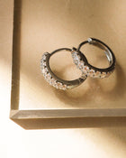 Brinco Argola Cravejada Baby - Prata | SILLENE - uso