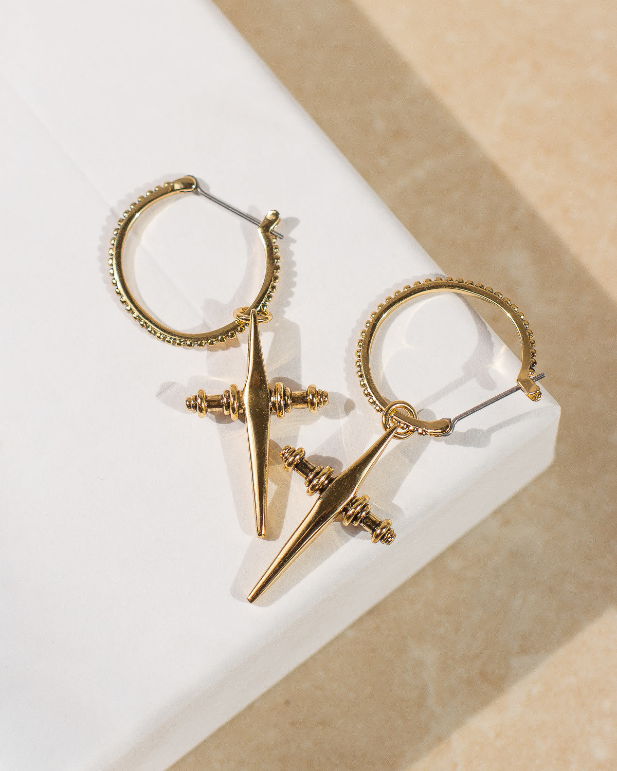 Brinco Argola Cross - Ouro 18K - detalhe 02 | SILLENE