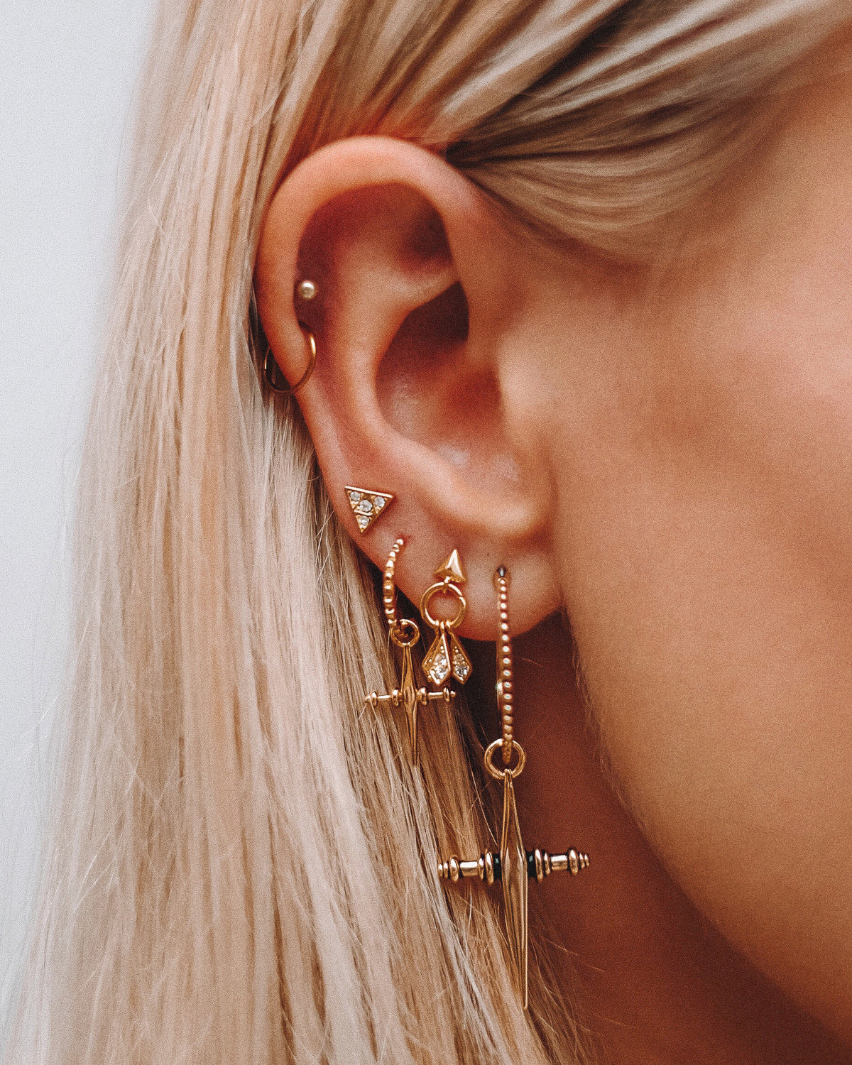 Brinco Argola Cross - Ouro 18K - detalhe 03 | SILLENE