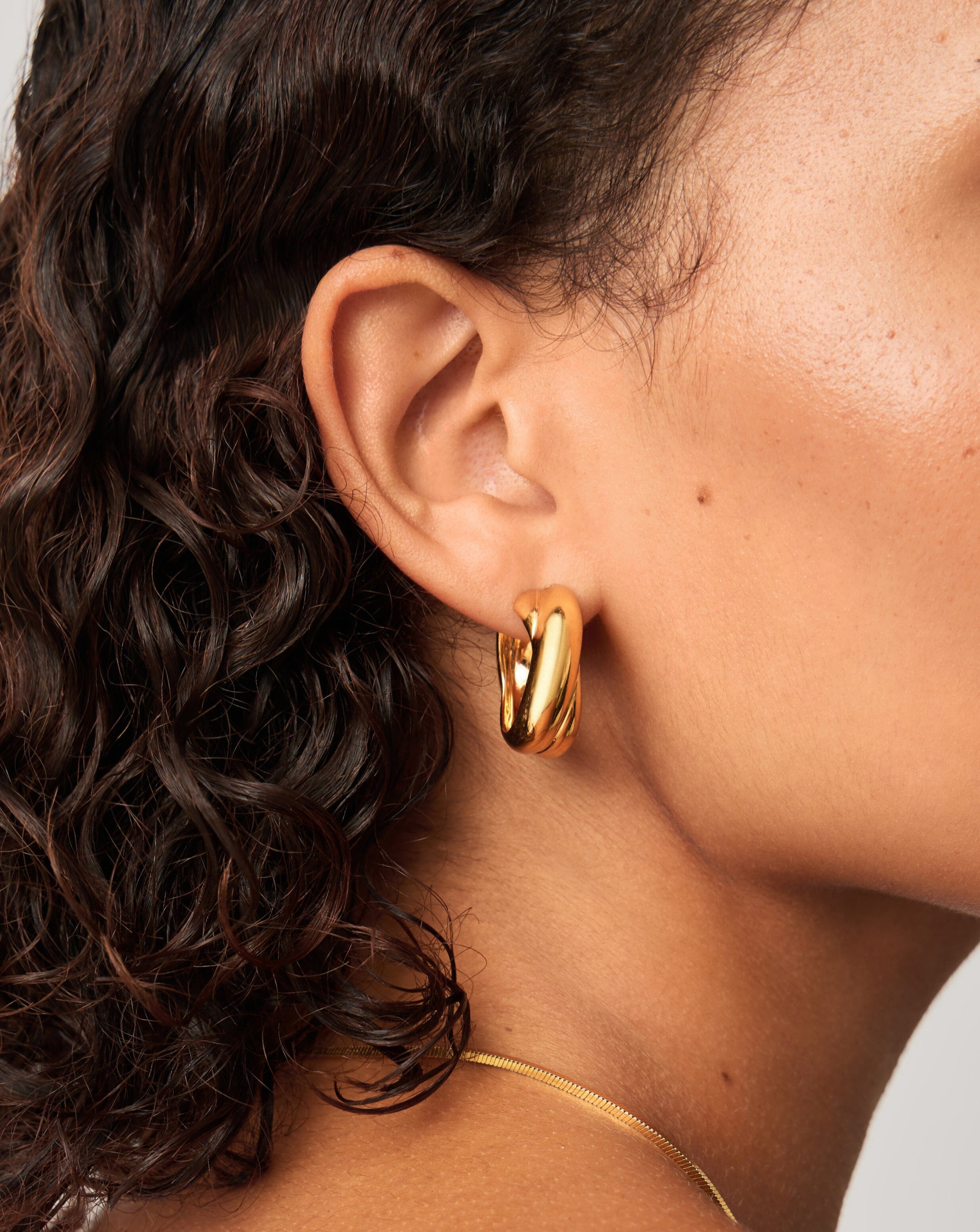 Brinco Argola Dupla Entrelaçada Média - Ouro 18K | SILLENE