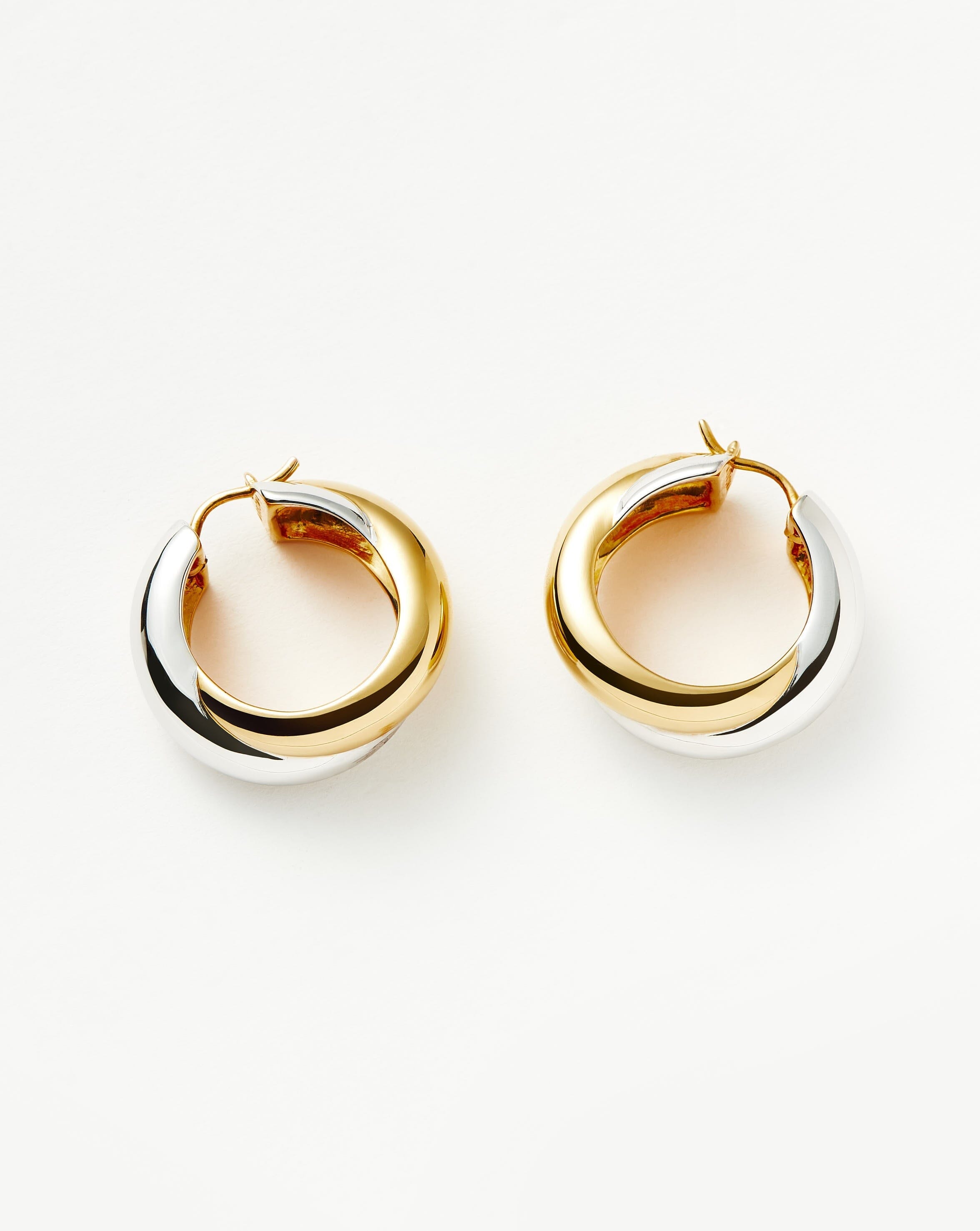 Brinco Argola Dupla Entrelaçada Média - Ouro e Prata | SILLENE