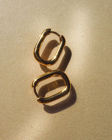 Brinco Argola Elo de Corrente - Ouro 18K em uso | SILLENE