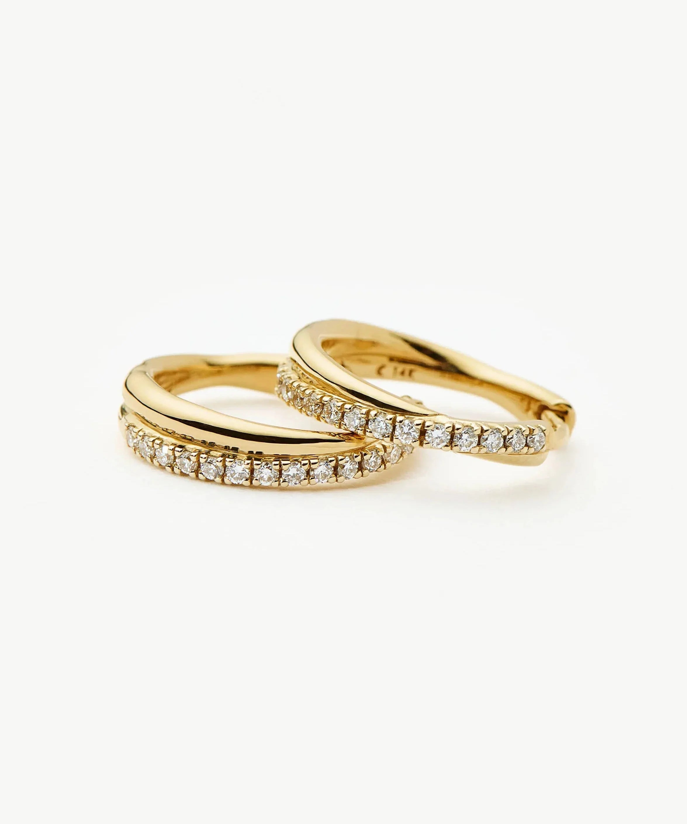 Brinco Argola Entrelaçada Cravejada Mini - Ouro 18K | SILLENE
