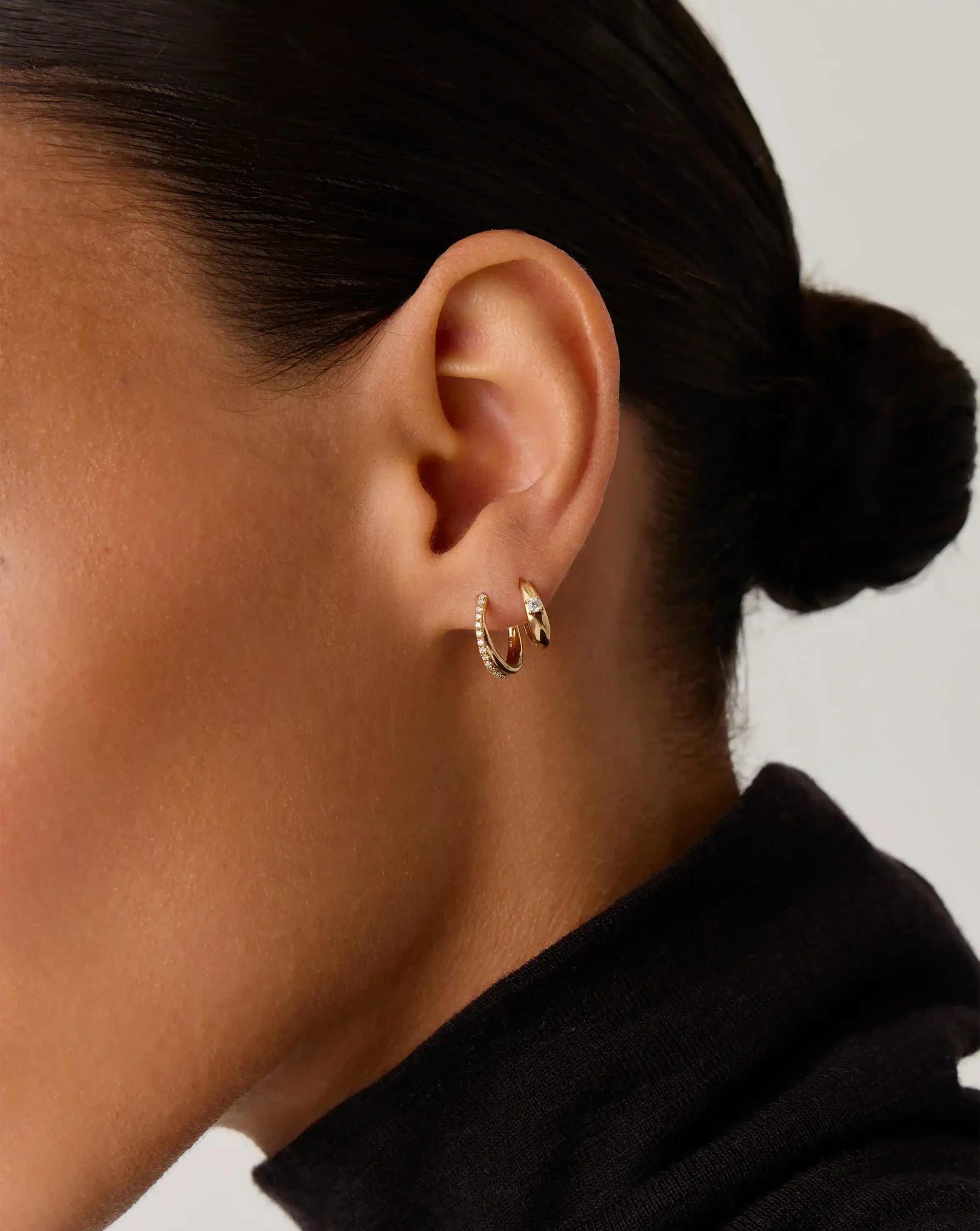 Brinco Argola Entrelaçada Cravejada Mini - Ouro 18K | SILLENE