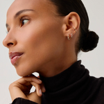 Brinco Argola Entrelaçada Cravejada Mini - Ouro 18K | SILLENE