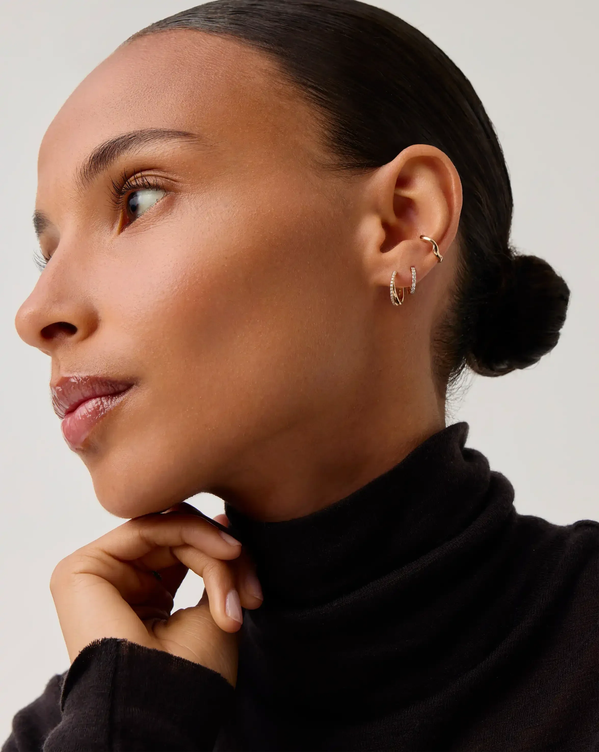Brinco Argola Entrelaçada Cravejada Mini - Ouro 18K | SILLENE