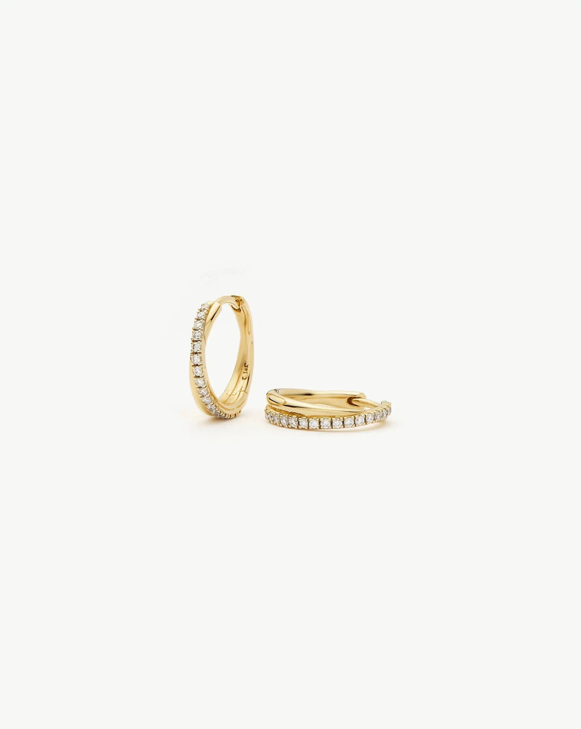 Brinco Argola Entrelaçada Cravejada Mini - Ouro 18K | SILLENE