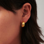 Brinco Argola Entrelaçada Texturizada - Ouro 18K | SILLENE