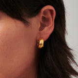 Brinco Argola Entrelaçada Texturizada - Ouro 18K | SILLENE