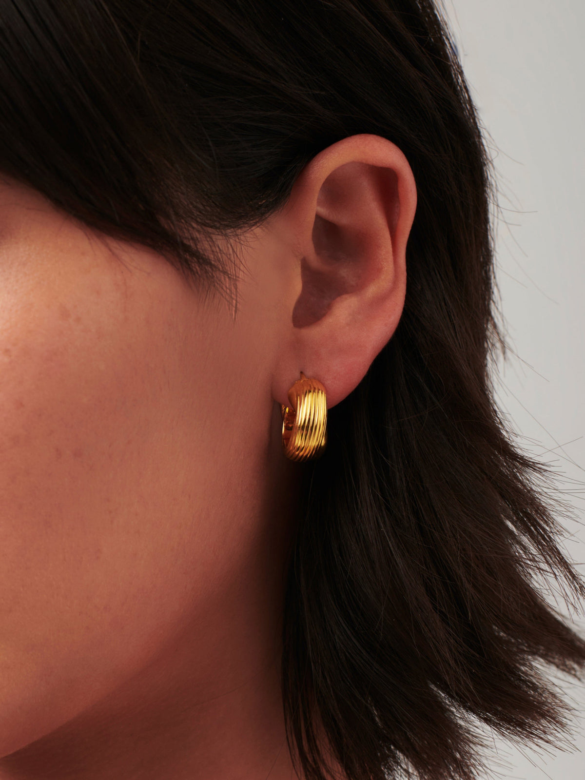Brinco Argola Entrelaçada Texturizada - Ouro 18K | SILLENE