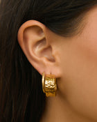 Brinco Argola Gabriella - Ouro 18K | SILLENE - uso