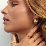 Brinco Argola Gabriella - Ouro 18K | SILLENE - uso
