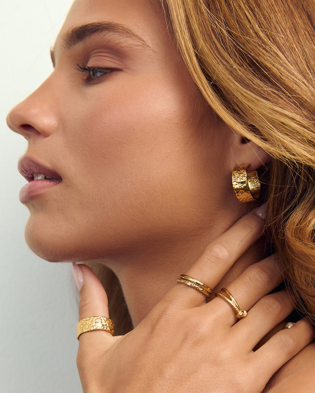 Brinco Argola Gabriella - Ouro 18K | SILLENE - uso