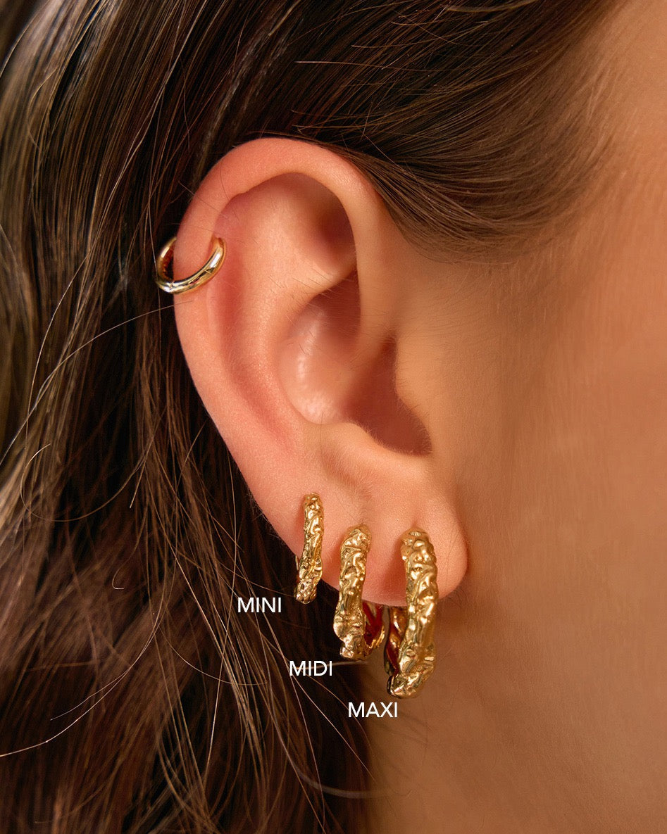 Brinco Argola Kira - Ouro 18K | SILLENE - uso