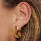 Brinco Argola Lucy - Ouro 18K | SILLENE - uso