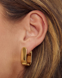 Brinco Argola Lucy - Ouro 18K | SILLENE - uso