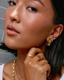 Brinco Argola Lucy - Ouro 18K | SILLENE - uso