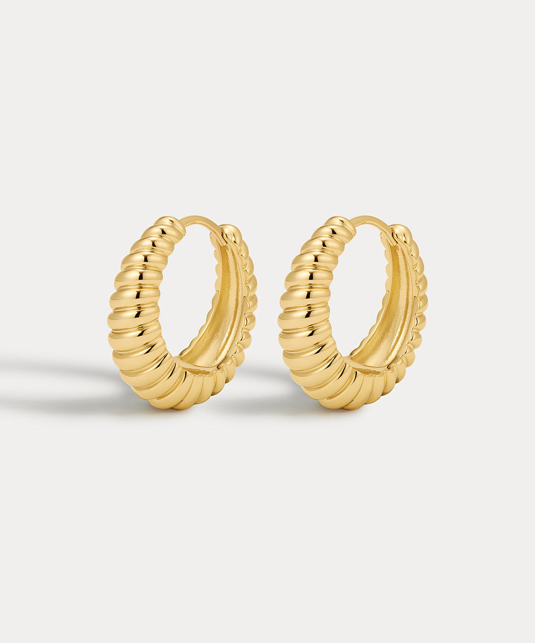 Brinco Argola Marbella Estriada - Ouro 18K | SILLENE