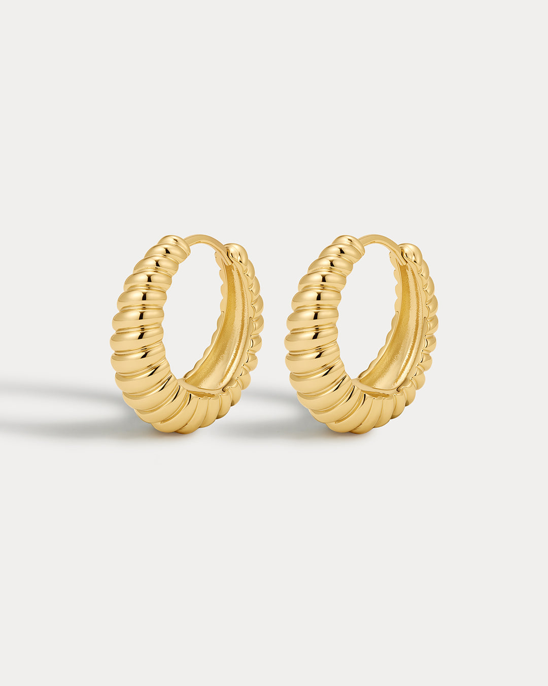 Brinco Argola Marbella Estriada - Ouro 18K | SILLENE