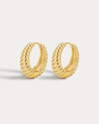 Brinco Argola Marbella Estriada - Ouro 18K | SILLENE