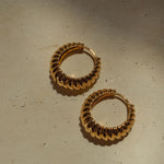 Brinco Argola Marbella Estriada - Ouro 18K - detalhe 02 | SILLENE