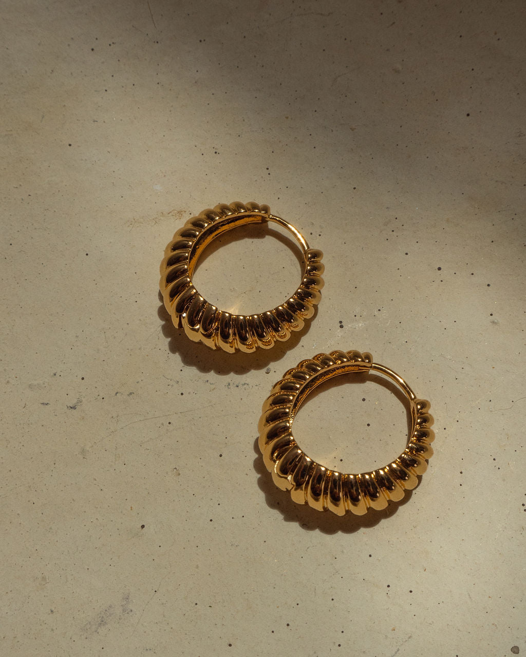Brinco Argola Marbella Estriada - Ouro 18K - detalhe 02 | SILLENE