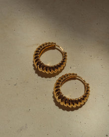 Brinco Argola Marbella Estriada - Ouro 18K - detalhe 02 | SILLENE