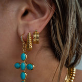 Brinco Argola Marbella Estriada - Ouro 18K - detalhe 04 | SILLENE