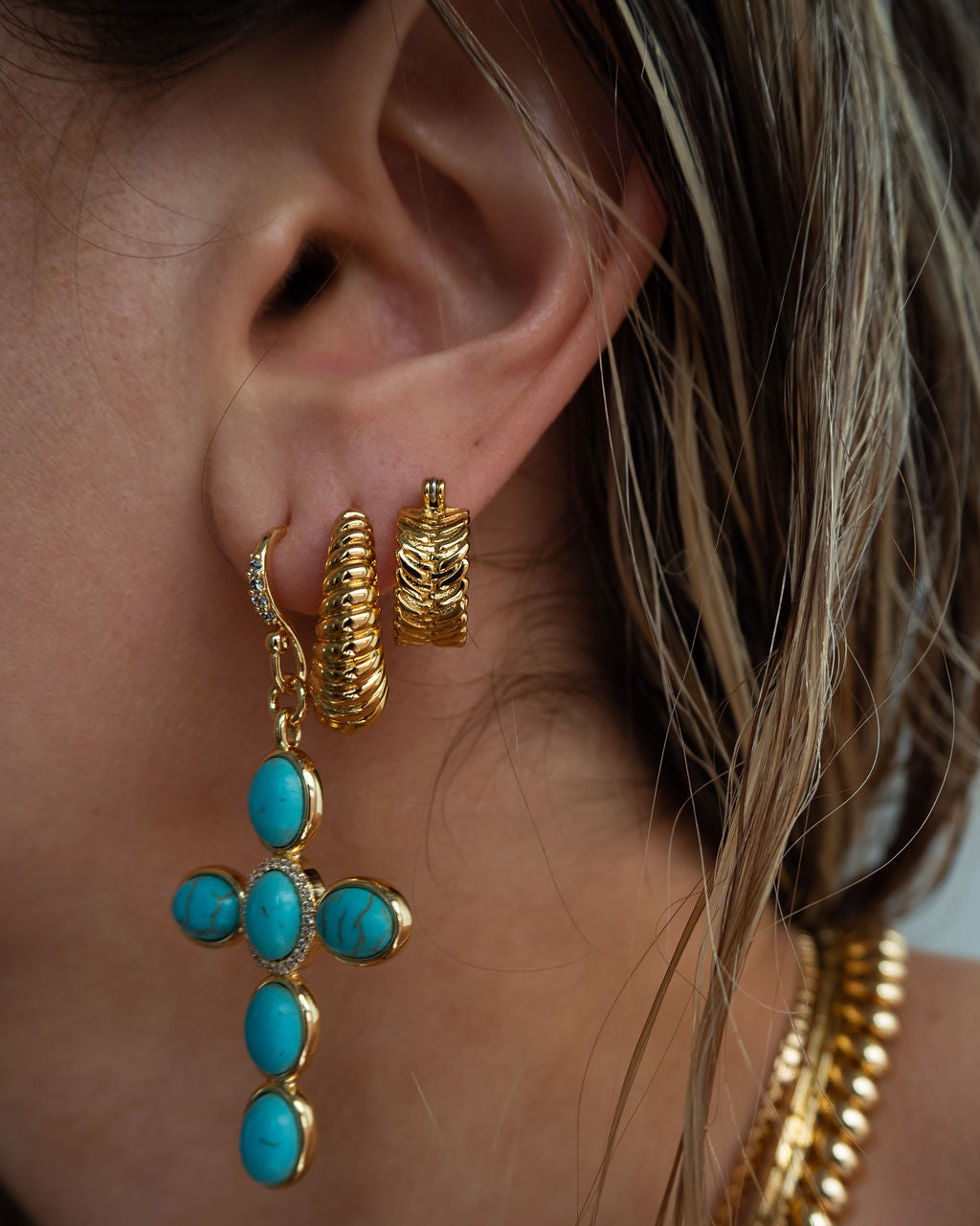 Brinco Argola Marbella Estriada - Ouro 18K - detalhe 04 | SILLENE