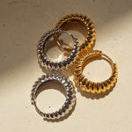 Brinco Argola Marbella Estriada - Ouro 18K - detalhe 05 | SILLENE