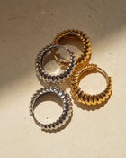 Brinco Argola Marbella Estriada - Ouro 18K - detalhe 05 | SILLENE