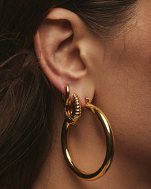 Brinco Argola Marbella Estriada - Ouro 18K - detalhe 06 | SILLENE