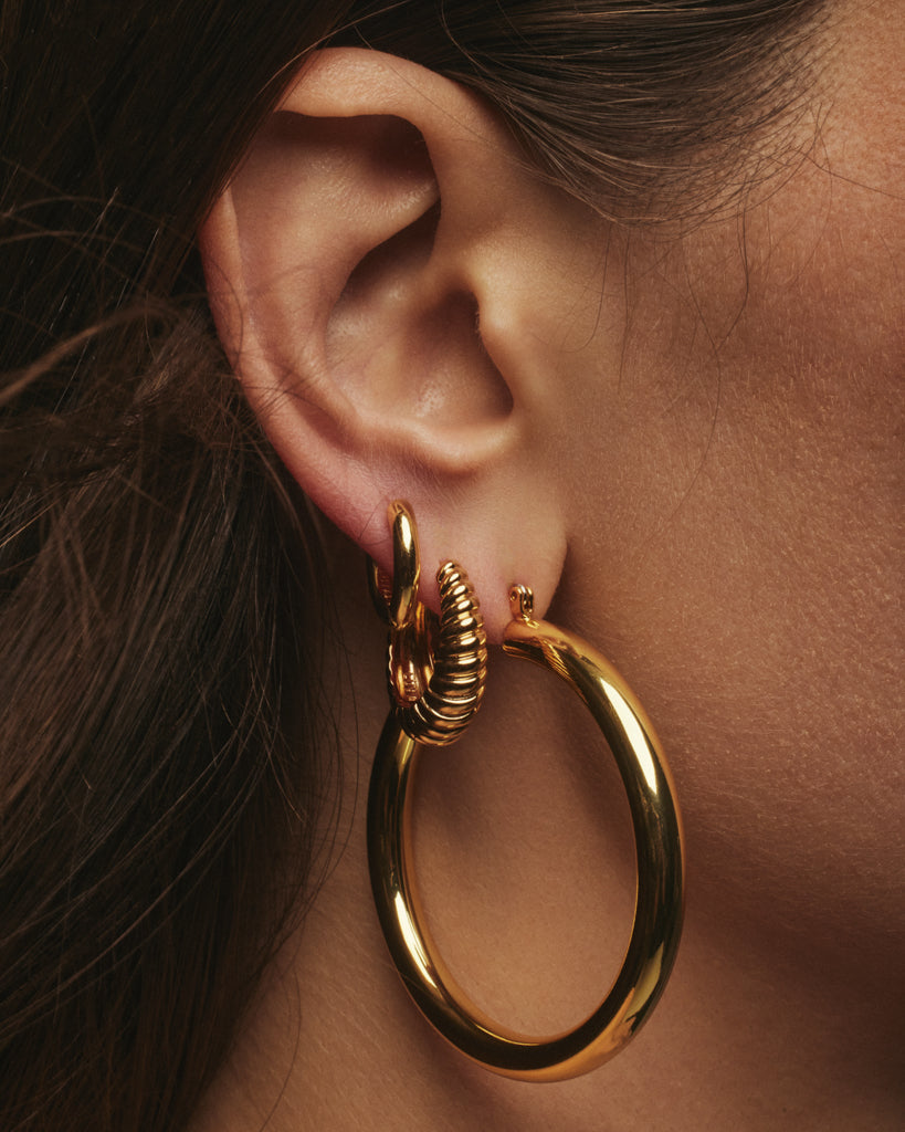 Brinco Argola Marbella Estriada - Ouro 18K - detalhe 06 | SILLENE