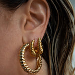Brinco Argola Marbella Estriada - Ouro 18K - detalhe 07 | SILLENE