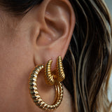 Brinco Argola Marbella Estriada - Ouro 18K - detalhe 07 | SILLENE