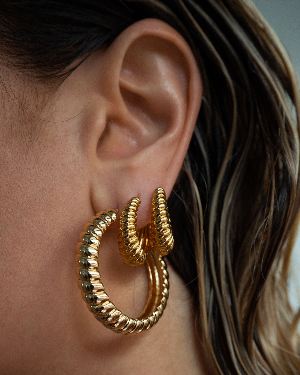 Brinco Argola Marbella Estriada - Ouro 18K - detalhe 07 | SILLENE