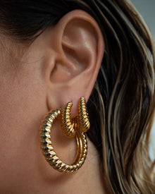 Brinco Argola Marbella Estriada - Ouro 18K - detalhe 07 | SILLENE