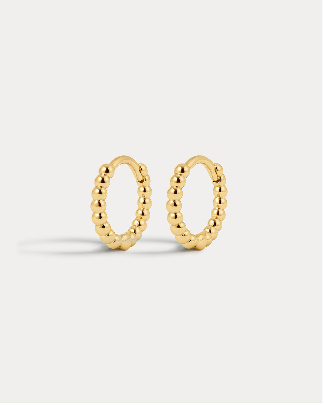 Brinco Argola Mini Contínua com Esferas - Ouro 18K | SILLENE