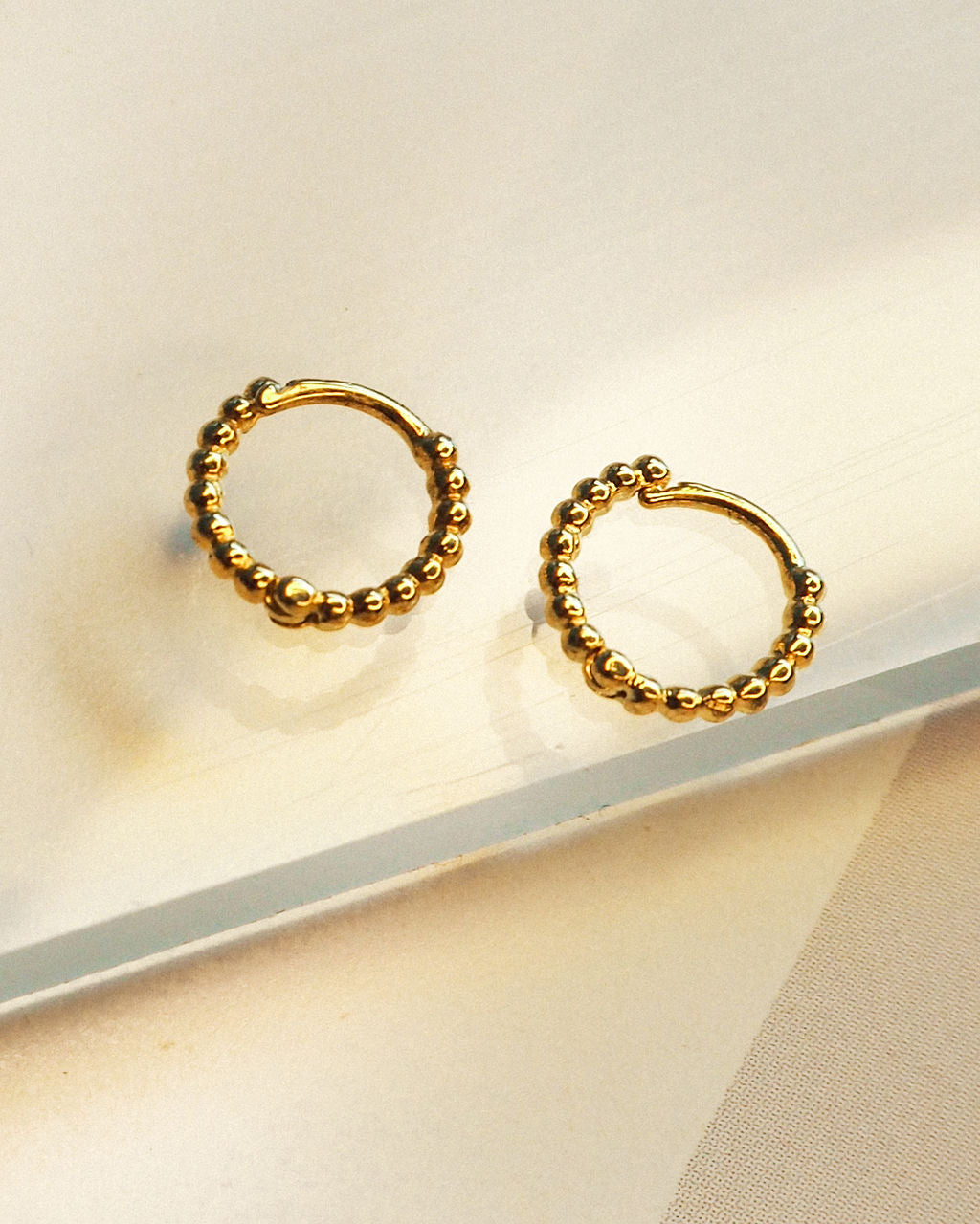 Brinco Argola Mini Contínua com Esferas - Ouro 18K - detalhe 02 | SILLENE