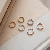 Brinco Argola Mini Contínua com Esferas - Ouro 18K - detalhe 06 | SILLENE